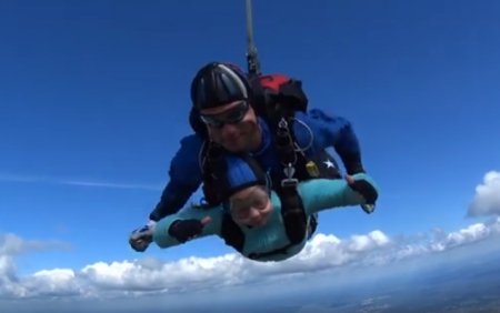 Paraşütlə tullanan 10 yaşlı qız rekorda imza atdı - Video