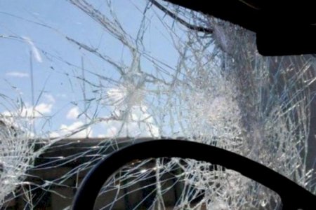 Azərbaycanda avtomobil ağaca çırpıldı, sürücü öldü