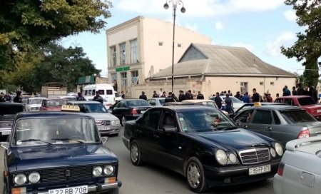 Bərdədə zavod işçiləri avtomobili yolunu bağladı — FOTO