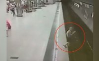Metroda dəhşətli hadisə: Planşetlə oynayan uşaq relslərin üstünə yıxıldı - Video