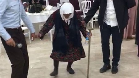 105 yaşlı nənə toyda əsayla halay çəkdi – VİDEO