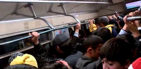 Bakı metrosunda HƏYƏCANLI ANLAR: İşıqlar söndü, sərnişinlər qatarda qaldı