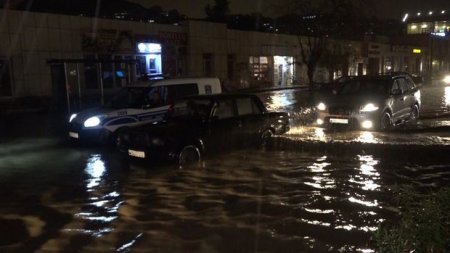 Avtomobillər su basan yollarda batıb – FOTO