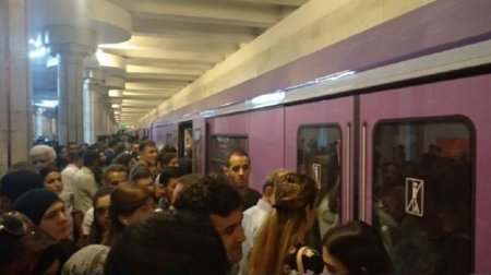 Bakı metrosunda yenə nasazlıq yarandı: Qatar gecikdi