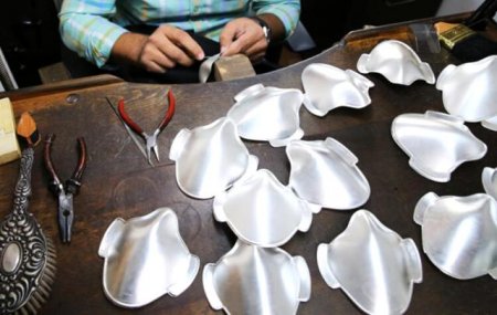 Qızıl və gümüşdən hazırlanan maskalar satışa çıxarılıb - Fotolar