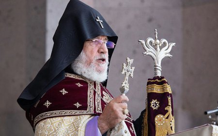 Bütün ermənilərin katolikosu Paşinyanı istefaya çağırdı